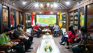 Gubernur Jawa Tengah (Jateng) Ganjar Pranowo bersama Bank Indonesia (BI) dan Institut Pertanian Bogor (IPB) mendorong kebangkitan komoditas bawang putih di Kabupaten Tegal lewat Learning Centre.