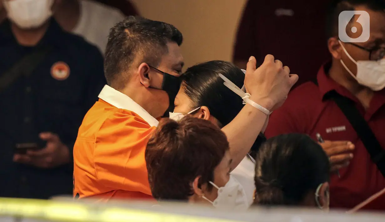 Irjen Ferdy Sambo memeluk erat istrinya, Putri Candrawathi, saat rekonstruksi pembunuhan berencana terhadap Nofriansyah Yosua Hutabarat atau Brigadir J di rumah dinas Duren Tiga, Jakarta, Selasa (30/8/2022). Rekonstruksi berisi reka ulang peristiwa di rumah Irjen Ferdy Sambo di Magelang dan rumah pribadinya di Jakarta Selatan. (Liputan6.com/Faizal Fanani)
