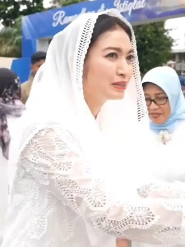 Selvi Ananda  saat Buka Bersama di Masjid Istiqlal. [bpmi satwapres]