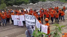Citizen6, Kalimantan: Enam ratus Karyawan PT Lighton Contractor Indonesia demontrasi menuntut peningkatan kesejahteraan karyawan, Desa Bukit Baru, Kecamatan Satui, Kabupaten Tanah Bumbu, Kalimantan Selatan, Kamis (21/4). (Pengirim: Gusti Wahyu)