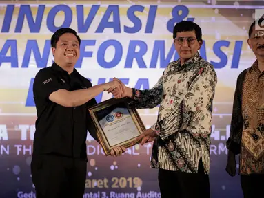 Perwakilan PT Surya Citra Media, Deputy Director Programming SCTV David Suwarto (kiri) menerima Penghargaan TOP IT & TELCO 2019 di Jakarta, Rabu (27/3). TOP IT & TELCO 2019 merupakan penghargaan untuk mendorong di kalangan bisnis, institusi pemerintah, BUMN dan lembaga. (Liputan6.com/Faizal Fanani)