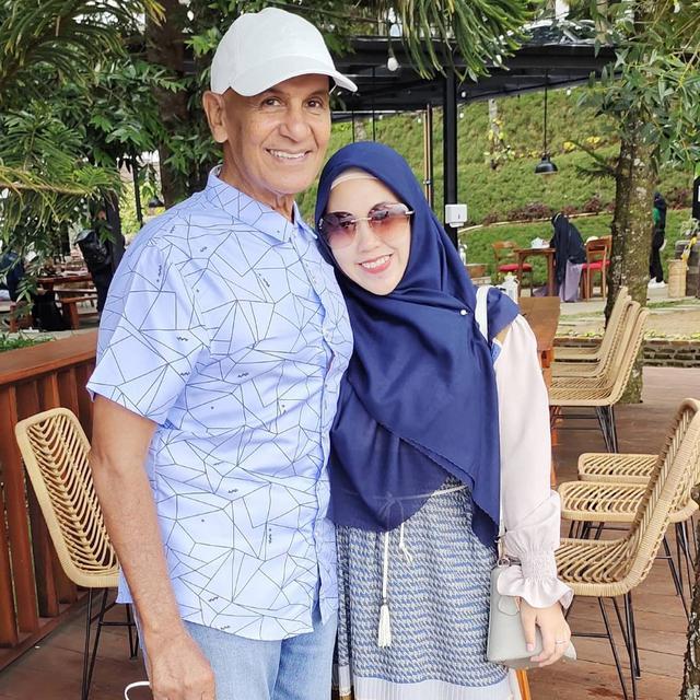 6 Potret Santi Asokamala Istri Mark Sungkar, Terpaut Usia 45 Tahun dengan Suami