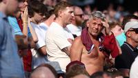 Fans West Ham harap-harap cemas menanti skor akhir Tottenham Hotspur vs Everton. (Henry Nicholls / AFP)