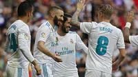 Ekspresi pera pemain Real Madrid saat merayakan gol Karim Benzema pada lanjutan La Liga Santander di Santiago Bernabeu stadium, Madrid, (25/11/2017). Madrid menang 3-2. (AP/Francisco Seco)