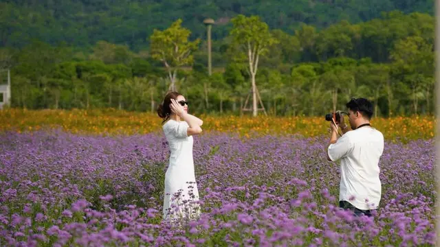 Aaliyah Massaid di Tengah Hamparan Bunga. [@aaliyah.massaid]