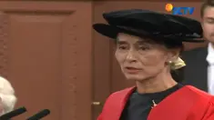 Sebelumnya Suu Kyi mendapat gelar kehormatan pada 1997, untuk perjuangannya mewujudkan demokrasi di tengah penindasan junta militer Myanmar.