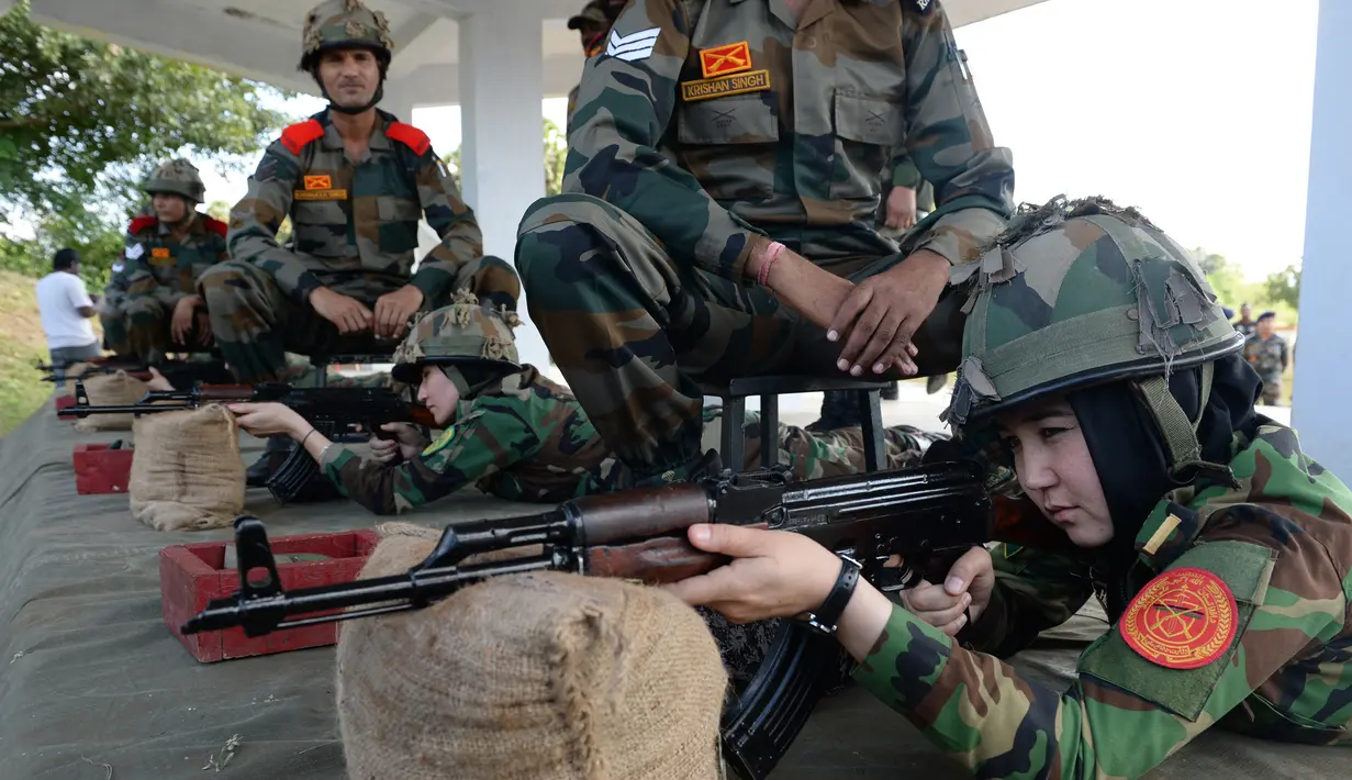 Sejumlah kadet tentara wanita Afghanistan diberi pengajaran cara membidik sasaran dengan benar saat mengikuti program latihan militer di Akademi Pelatihan Perwira di Chennai, India (12/12/2019). (AFP/Arun Sankar)