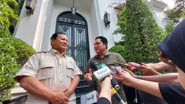 Menteri BUMN Erick Thohir menjamu makan siang calon presiden (Capres) Prabowo Subianto, dikediamannya, Jakarta, Selasa (31/10/2023). (Arief/Liputan6.com)