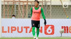 Kiper Madura United Muhammad Ridho Ketika menghadapi PSS Sleman pada Grup C Piala Menpora 2021 di Stadion Si Jalak Harupat, Bandung, Selasa (23/3/2021) sore WIB. Penampilan berbeda Ridho itu pun viral dan menjadi bahan perbincangan warganet di media sosial. (Bola.com/M Iqbal Ichsan)