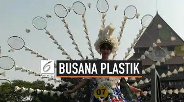 Lebih dari 8.000 mahasiswa Universitas Indonesia mendeklarasikan gerakan bersihkan sampah sampah plastik di Lapangan Rotunda, Universitas Indonesia, Depok, Jawa Barat.