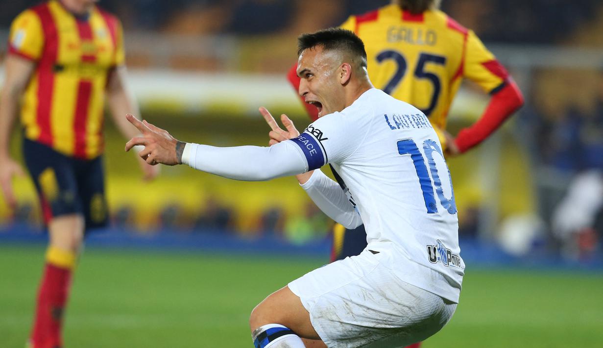 Pemain Inter Milan, Lautaro Martinez, melakukan selebrasi setelah mencetak gol ke gawang Lecce pada laga pekan ke-26 Serie A 2023/2024 di Ettore Giardiniero, Senin (26/02/2024). Jumlah gol Lautaro untuk Inter di Liga Italia tembus 100 gol. (AFP/Carlo Hermann)