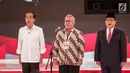 Ketua KPU Arief Budiman (tengah) bersama capres nomor urut 01 Joko Widodo (kiri) dan capres nomor urut 02 Prabowo Subianto bernyanyi Indonesia Raya saat memulai debat kedua Pilpres 2019 di Hotel Sultan, Jakarta, Minggu (17/2). (Liputan6.com/Faizal Fanani)