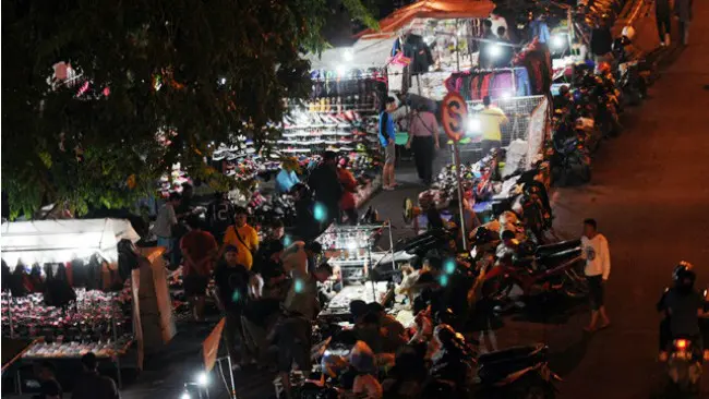 Suasana di pasar maling Wonokromo yang hanya buka malam hari saja dan memanfaatkan bahu jalan, dipenuhi para calon pembeli yang berasal dari Surabaya dan sekitarnya, Jumat malam (2/2). (ANDY SATRIA/RADAR SURABAYA)