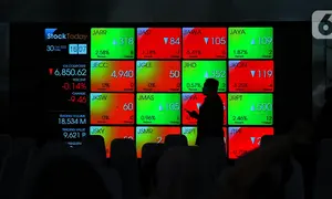 Karyawan melintasi layar yang menampilkan Indeks Harga Saham Gabungan (IHSG) saat acara Penutupan Perdagangan Bursa Efek Indonesia Tahun 2022 di Jakarta, Jumat (30/12/2022). PT Bursa Efek Indonesia (BEI) mencatat ada 59 perusahaan yang melakukan Initial Public Offering (IPO) atau pencatatan saham sepanjang 2022. Pada penutupan perdagangan akhir tahun, Indeks Harga Saham Gabungan (IHSG) ditutup lesu 0,14% atau 9,46 poin menjadi 6.850,62. (Liputan6.com/Angga Yuniar)