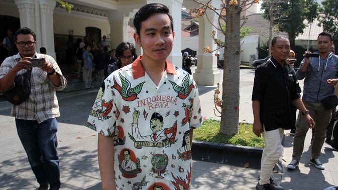 Putra Presiden Jokowi, Gibran Rakabuming Raka mengenakan kemeja batik bermotif pahlawan nasional.(Liputan6.com/Fajar Abrori)