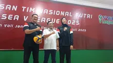 Ketua PBVSI, Komjen. Pol. (purn) Drs. Imam Sudjarwo, M. Si (tengah), bersama Megawati Hangestri (kanan) dan pelatih Octavian (kiri) resmi melepas Timnas Voli Putri Indonesia untuk berlaga pada SEA V League di Vietnam dan Thailand, Selasa (29/7/2025). (Bola.com/Gregah Nurikhsani)