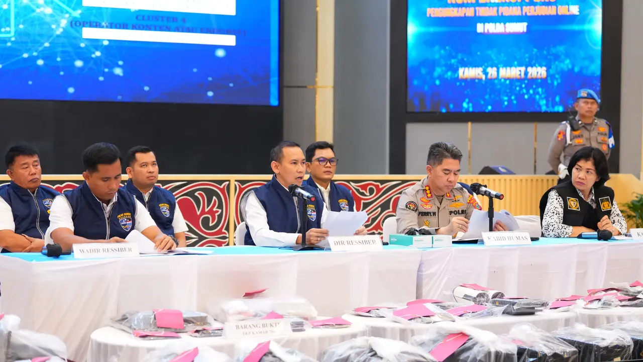 Petugas menunjukkan barang bukti dan para tersangka saat konferensi pers pengungkapan judi online jaringan Kamboja di Mapolda Sumut, Kamis (26/3/2026) (Istimewa)