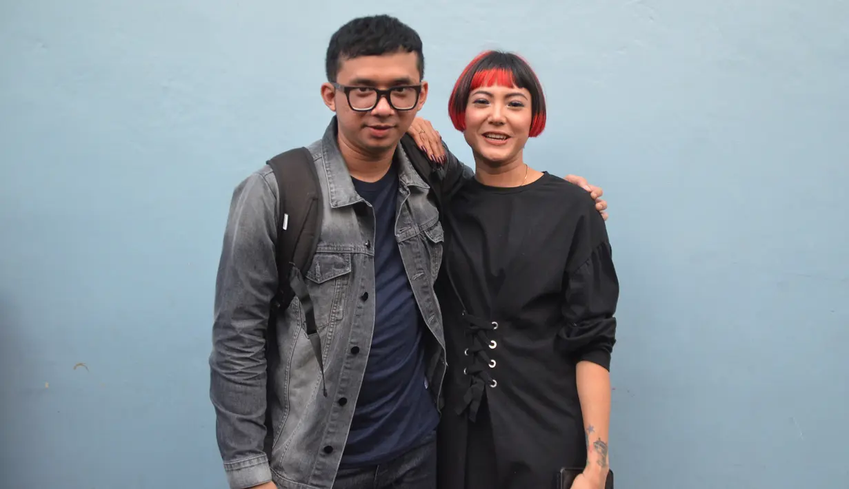 Poppy Sovia dan Ahmad Gussaoki ketemu lantaran sama memiliki hobi motor. Poppy lebih dulu mengenal kakaknya, dari pada Oki yang sebentar lagi akan menjadi suaminya. (Nurwahyunan/Bintang.com)