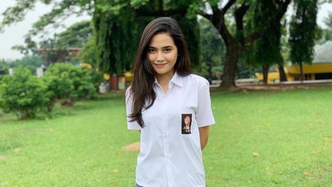 FOTO: Gaya Syifa Hadju Pakai Seragam SMA, Cantik Memesona ...