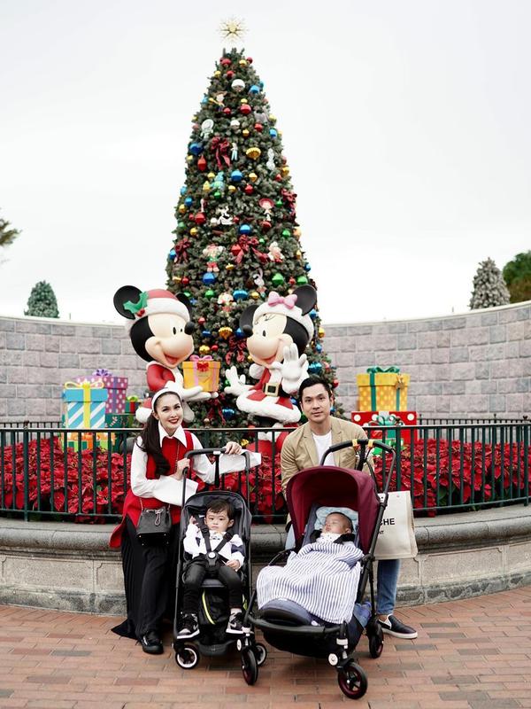 Liburan keluarga Sandra Dewi ke Disneyland Hong kong (Sumber: Instagram/sandradewi88)