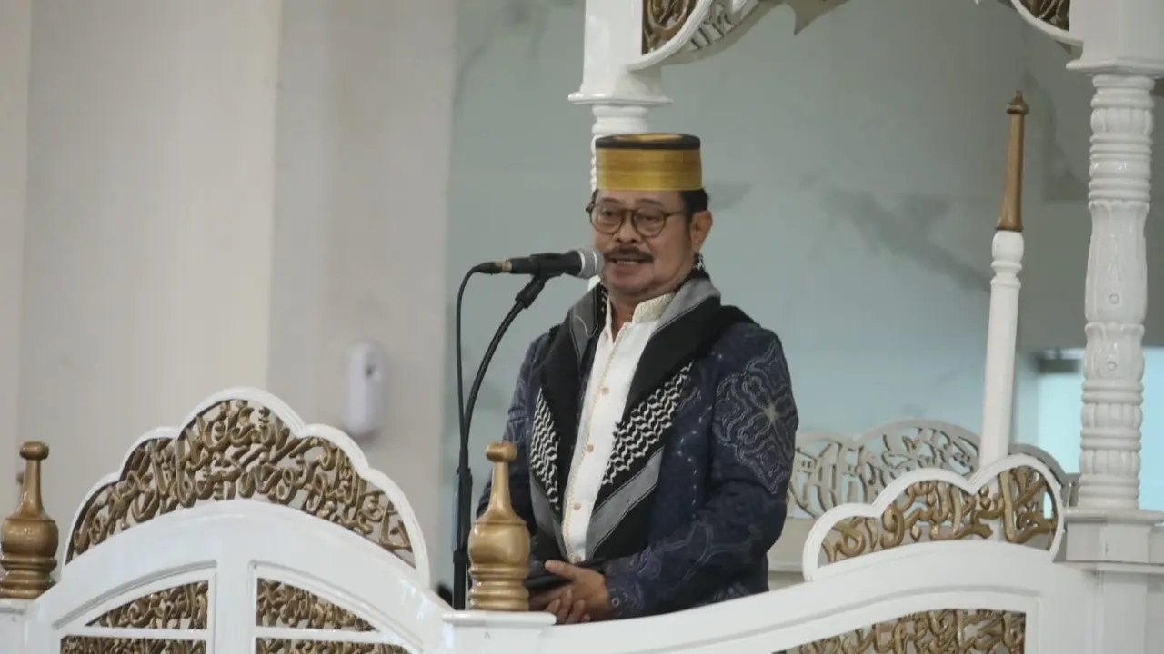 Mentan Sampaikan Pentingnya Perkuat Iman saat Isi Sholat Ied di Masjid Agung Syekh Yusuf Gowa