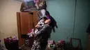 Jose Collantes memeluk sang putri, Kehity saat menidurkannya pada malam hari di rumah tempat mereka tinggal bersama saudara perempuan Jose, dua bulan setelah istrinya meninggal karena Covid-19 di Santiago, Chili, 17 Agustus 2020. “Saya tidak ingin menyerah,” kata Jose. (AP/Esteban Felix)