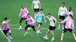 Pemain PSG menggelar latihan jelang partai puncak Liga Champions di Stadion Allianz Arena, Munchen, Jumat (30/5/2025). (AP Photo/Martin Meissner)