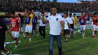 Pelatih sementara Bali United, Eko Purdjianto. (Bola.com/Muhammad Qomarudin)