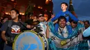 Para suporter Argentina bernyanyi mendukung negaranya saat berada di Kremlin, Moskow, Senin (11/6/2018). Jelang Piala Dunia, para suporter mulai berdatangan ke Rusia. (AFP/Vasily Maximov)