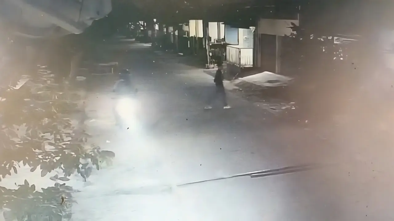 CCTV rekam aksi teror di perumahan Depok