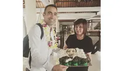 Legenda hidup Inter Milan, Youri Djorkaeff disambut oleh perwakilan Divisi Internasional Inter Club Indonesia, Lola Winata saat tiba di Bali, Jumat (28/8/2015).(Dok Pribadi)