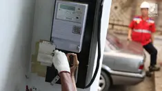 Petugas PLN melakukan penyambungan penambahan daya listrik di Jakarta, Rabu (21/6). Menyambut lebaran, PLN memberikan bebas biaya penyambungan untuk rumah ibadah dan potongan 50 persen untuk pengguna selain rumah ibadah. (Liputan6.com/Immanuel Antonius)