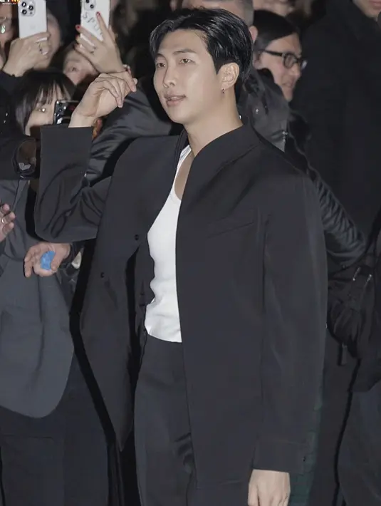 RM tampil semi formal serba hitam dibalut pakaian koleksi Bottega Veneta, credit: Vogue Korea