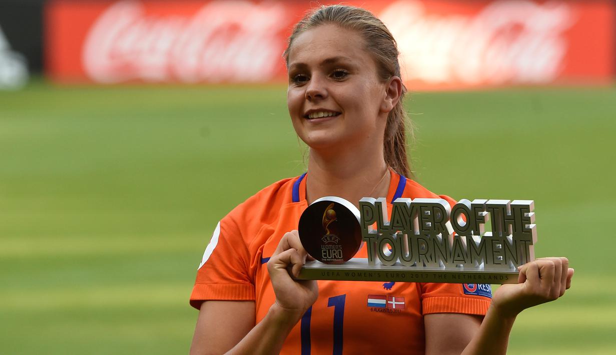 Gelandang Belanda Lieke Martens tersenyum saat menunjukkan trofi pemain terbaik usai final UEFA Women's Euro 2017 antara Belanda dan Denmark di Stadion Fc Twente di Enschede (7/8). Belanda menang dengan skor 4-2 atas Denmark. (AFP Photo/John Thys)