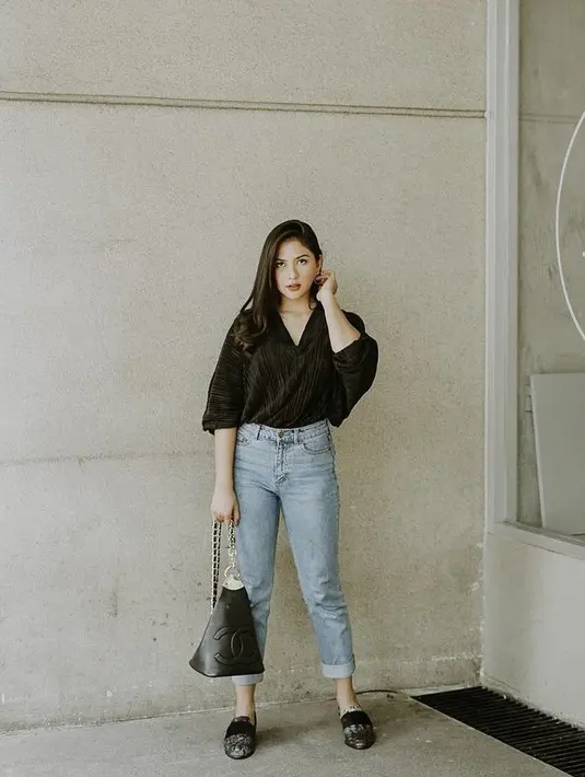 Jessica Mila tampil kasual dengan blose v neck hitam yang serasi dengan tasnya. Dipadukan celana denim dan flat shoesnya. (@jscmila)