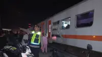 Peristiwa tabrakan kereta KA Putri Deli dengan truk tronton terjadi di Kabupaten Serdang Bedagai, Selasa malam (19/3/2024). (Liputan6.com/ Dok Polres Serdang Bedagai)