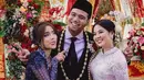 Detail renda serta sulaman halus menambahkan sentuhan klasik yang berpadu sempurna dengan cunduk mentul dan ronce melati panjang yang menghiasi rambutnya.  [@fuji_an].