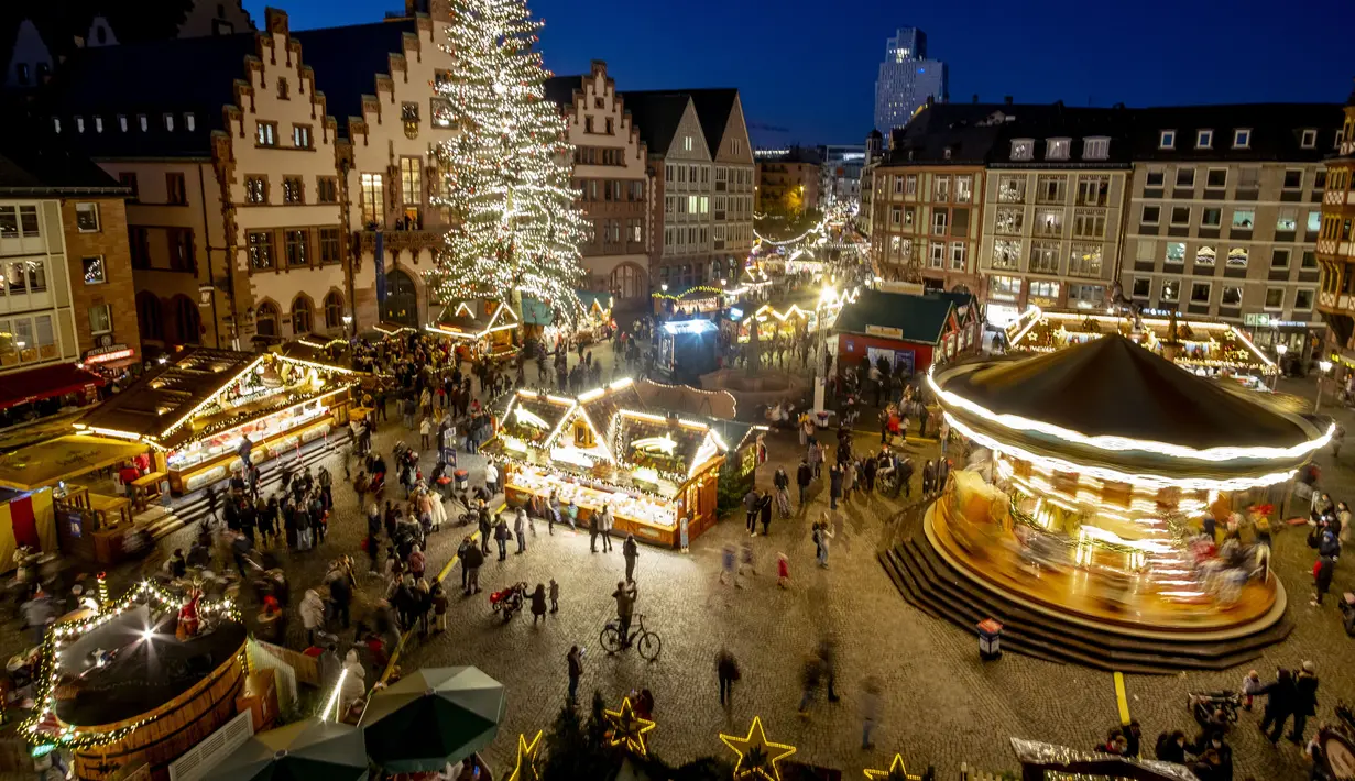 Lampu menerangi pasar Natal di Frankfurt, Jerman, 22 November 2021. Pandemi COVID-19 membuat upacara pembukaan dibatalkan, lebih sedikit stan didirikan, dan polisi memeriksa apakah pengunjung mematuhi pembatasan COVID-19. (AP Photo/Michael Probst)