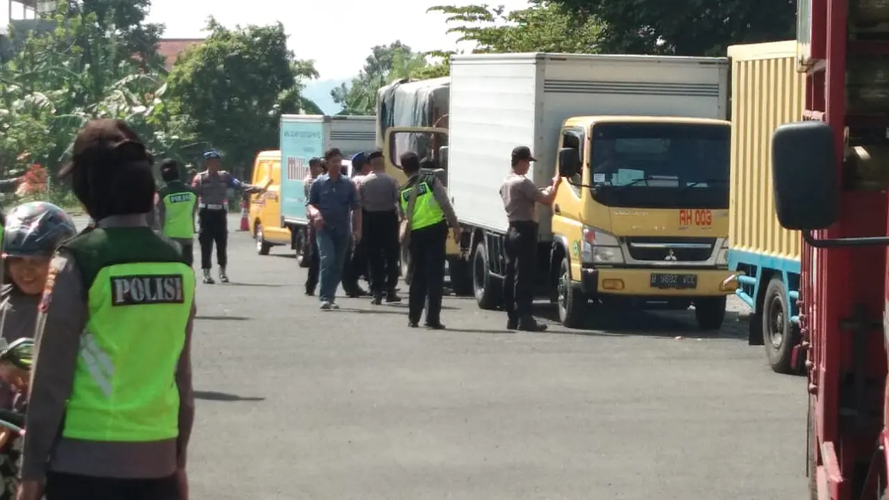 Polres Kebumen, Jawa Tengah menggelar razia kendaraan untuk mengantisipasi pengerahan massa pada aksi 22 Mei 2019 di Jakarta. (Foto: Liputan6.com/Polres Kebumen/Muhamad Ridlo)