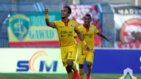 Airlangga Sucipto mencetak hattrick saat Sriwijaya FC menang 5-2 atas Madura United di Stadion Gelora Bangkalan, Madura, Rabu (14/9/2016). (Bola.com/PT GTS)