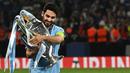 Selebrasi gelandang Manchester City, Ilkay Gundogan dengan memeluk trofi juara dalam perayaan gelar Liga Champions 2022/2023 setelah mengalahkan Inter Milan dalam laga final di Ataturk Olympic Stadium, Istanbul (10/6/2023). Ilkay Gundogan didatangkan Manchester City dari Borussia Dortmund pada awal musim 2016/2017. Jabatan kapten utama baru disandangnya pada awal musim 2022/2023 menggantikan Kevin De Bruyne. Setelah 7 musim, ia meninggalkan The Citizens untuk bergabung dengan Barcelona mulai musim 2023/2024. (AFP/Paul Ellis)