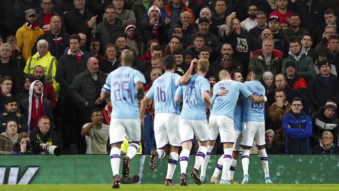 Pemain Manchester City merayakan gol yang dicetak oleh Bernardo Silva pada laga Piala Liga Inggris di Stadion Old Trafford, Rabu (8/1/2020). Manchester United kalah 1-3 dari Manchester City. (AP/Jon Super)
