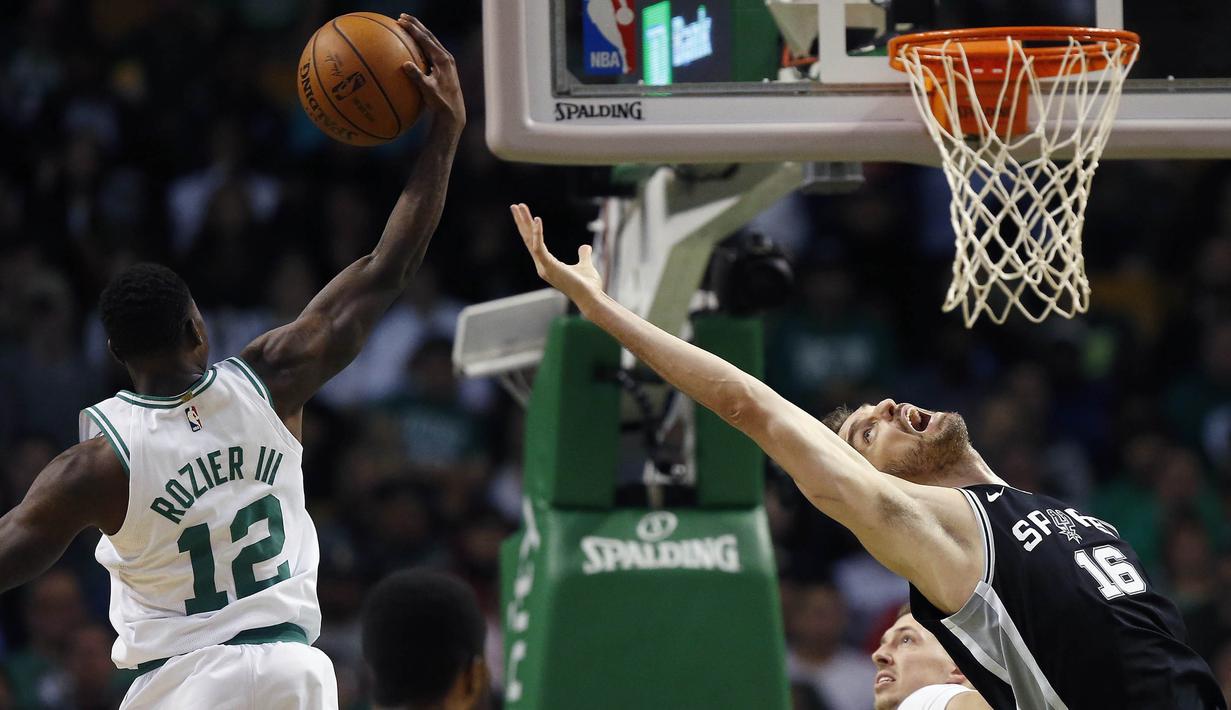 Pebasket Boston Celtics, Terry Rozier, berusaha memasukan bola saat melawan San Antonio Spurs pada laga NBA di TD Garden, Boston, Senin (30/10/2017). Celtics menang 108-94 atas Spurs. (AP/Michael Dwyer)