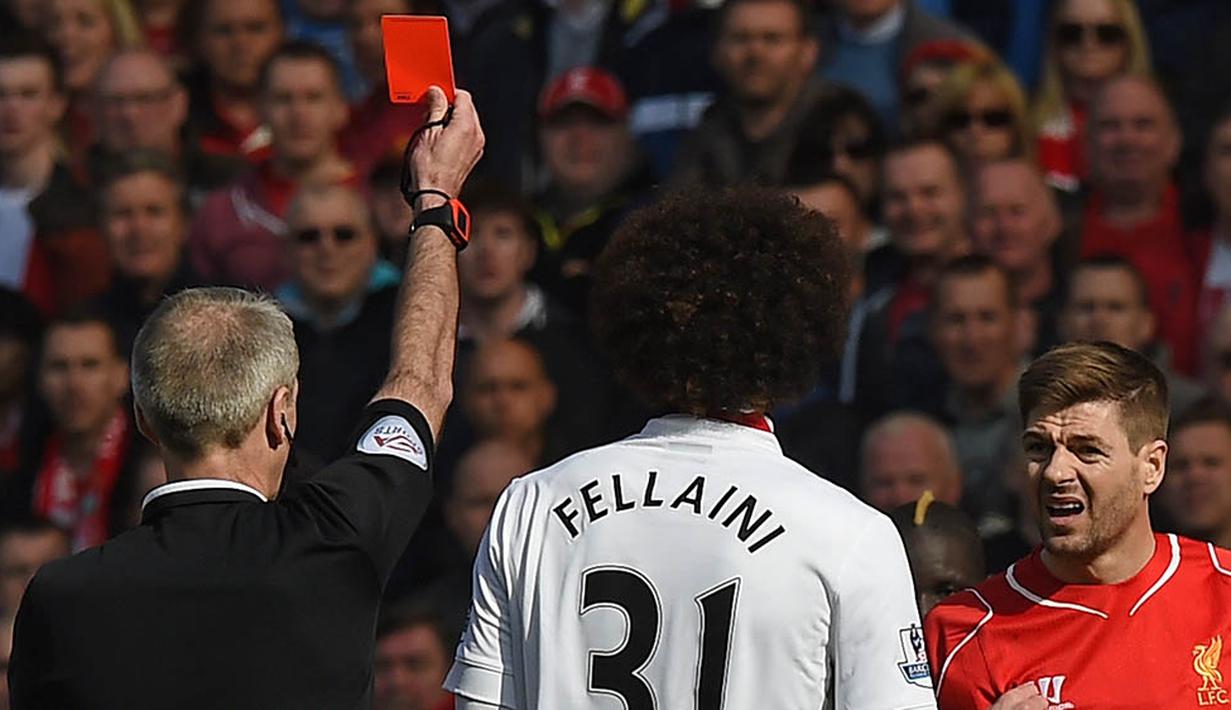 Wasit memberikan gelandang Liverpool, Steven Gerrard, kartu merah saat laga Liga Premier Inggris melawan Manchester United di Stadion Anfield, Inggris, Minggu (22/3/2015). (AFP/Paul Ellis)