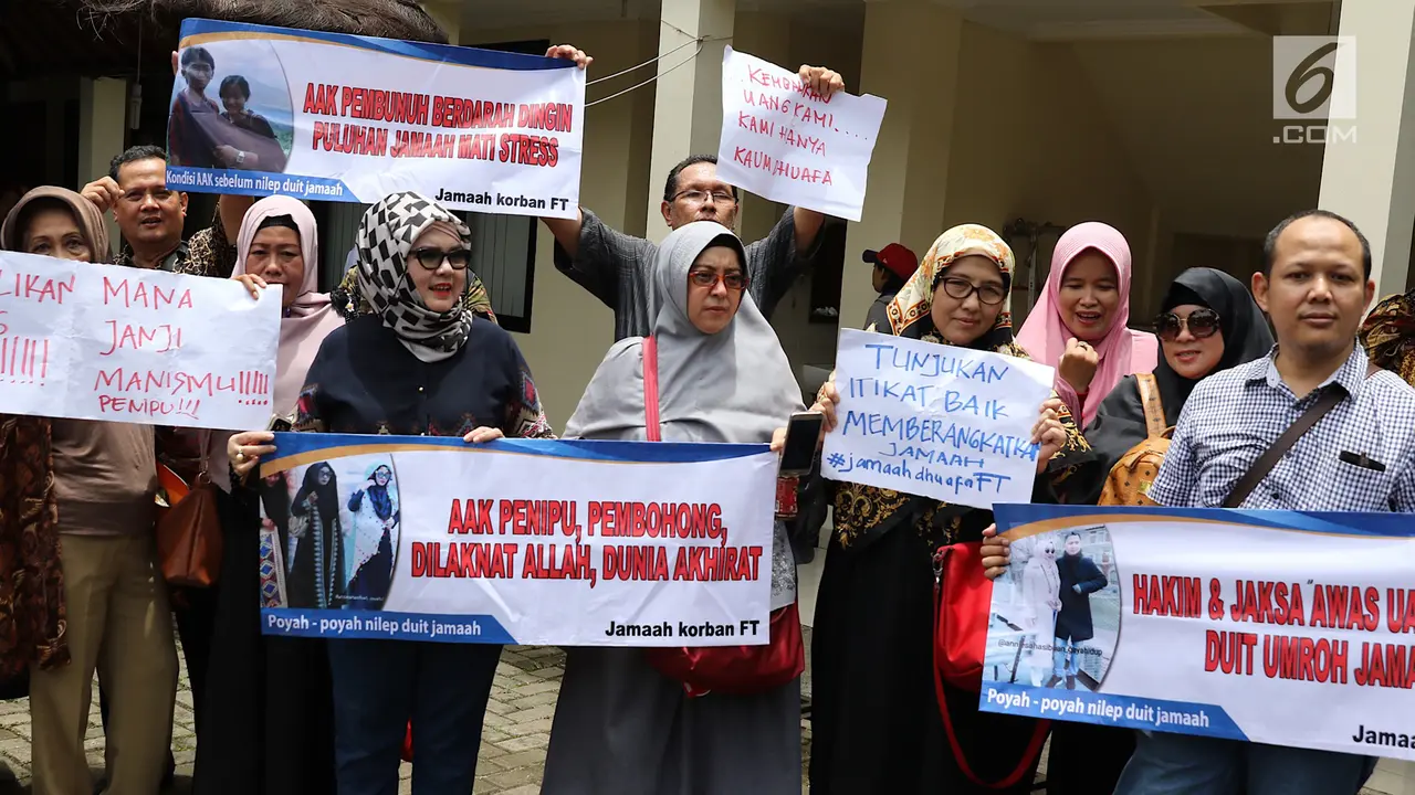 Bawa Spanduk Tuntutan, Korban First Travel Hadiri Sidang Perdana