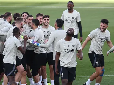 Sejumlah pemain Paris Saint-Germain terlihat saling bercanda saat menghadiri persiapan latihan jelang laga leg kedua perempat final Liga Champions 2023/2024 melawan Barcelona di Estadi Olimpic Lluis Companys, Barcelona, Spanyol, Senin (15/04/2024). (AFP/Franck Fife)