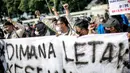Sejumlah mahasiswa dari berbagai universitas membentangkan spanduk bertuliskan tuntutan saat menggelar aksi di depan Gedung DPR, Jakarta, Selasa (6/9/2022). Dalam aksi tersebut mahasiswa menolak keputusan pemerintah menaikkan harga bahan bakar minyak (BBM) bersubsidi dan meminta pemerintah untuk meninjau ulang keputusan tersebut. (Liputan6.com/Faizal Fanani)