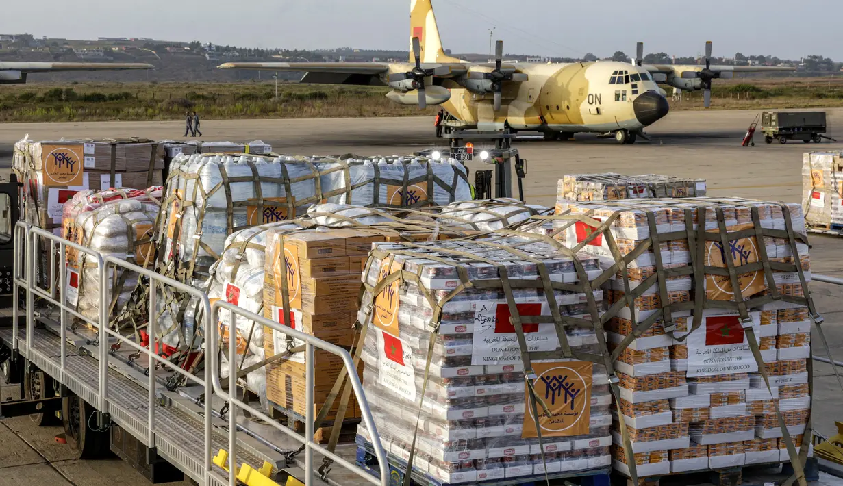 Dari Pangkalan Udara Kenitra, pihak Kerajaan Maroko mengirimkan 37 ton bantuan ke Gaza dari total 180 ton yang direncanakan, sebagai bagian dari pengangkutan udara kemanusiaan yang diluncurkan. (Abdel Majid BZIOUAT/AFP)