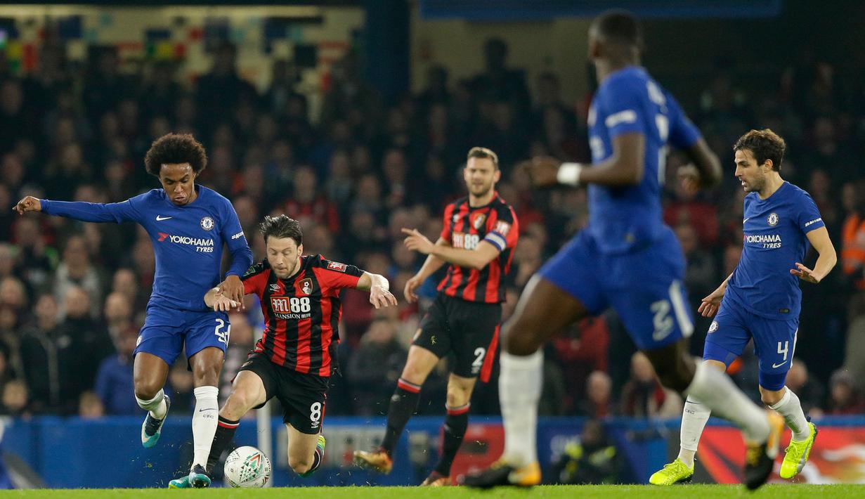 Pemain Chelsea, Willian menggiring bola dengan kawalan pemain Bournemouth, Harry Arter pada laga perempat final, di Stadion Stamford Bridge, Kamis (21/12). Chelsea berhasil mengalahkan Bournemouth dengan susah payah 2-1. (AP/Alastair Grant)