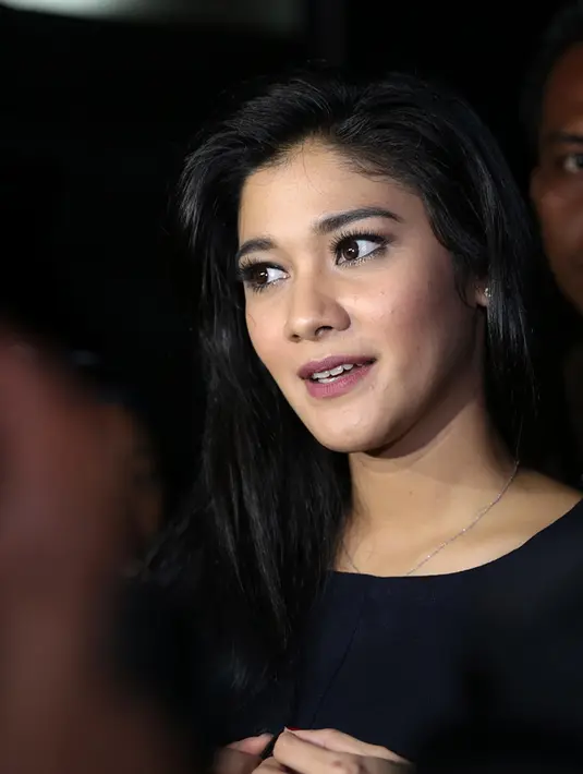 Hingga kini, Naysila belum menentukan kapan dirinya akan melepas masa lajangnya. Ia berharap, siapa yang menjadi suaminya kelak, bisa membawanya atau menuntunnya untuk menjadi lebih baik lagi. (Deki Prayoga/Bintang.com)